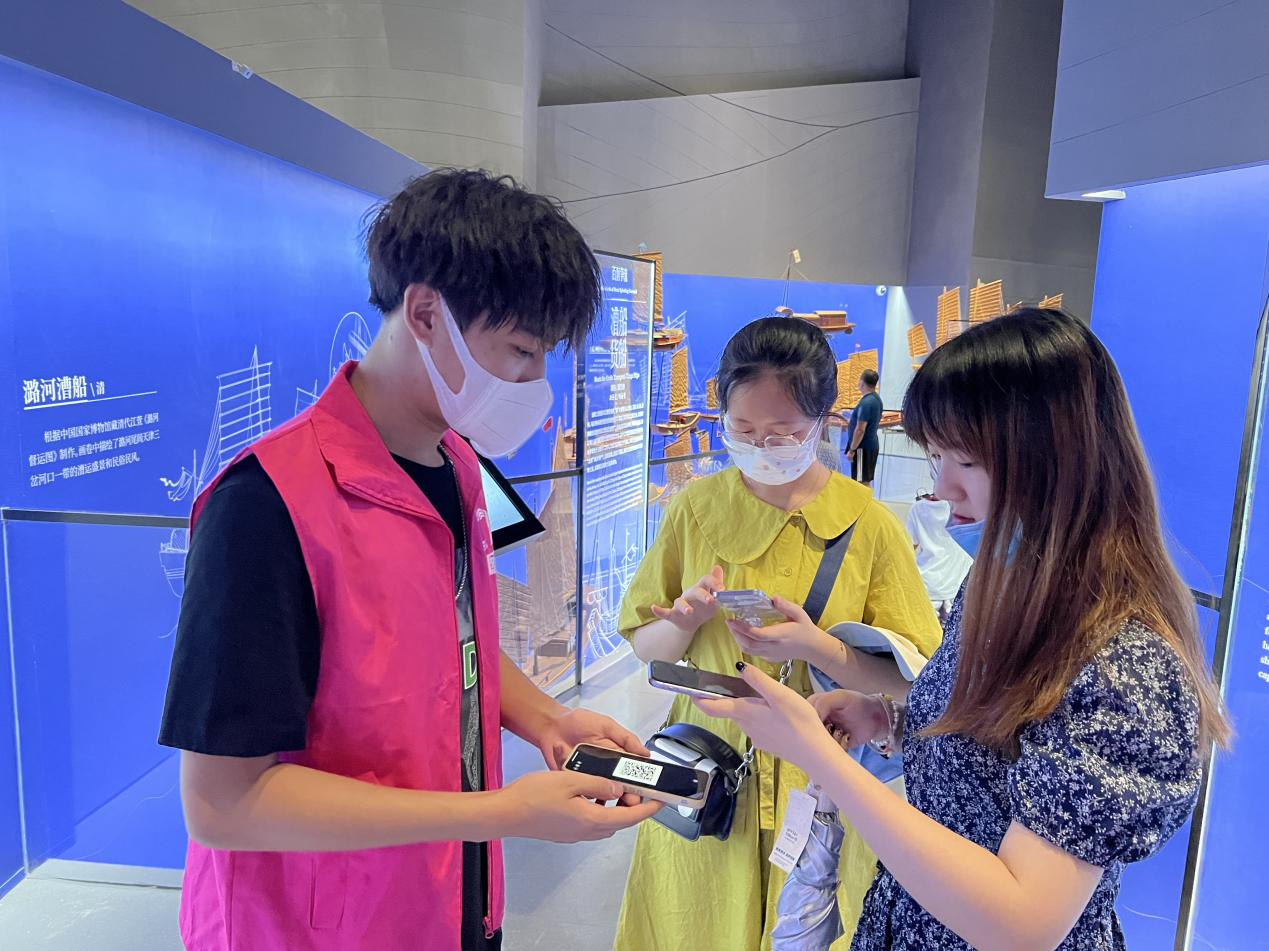 隊員們在博物館引導遊客進行問卷調查.png 隊員們在博物館引導遊客進行問卷調查.png