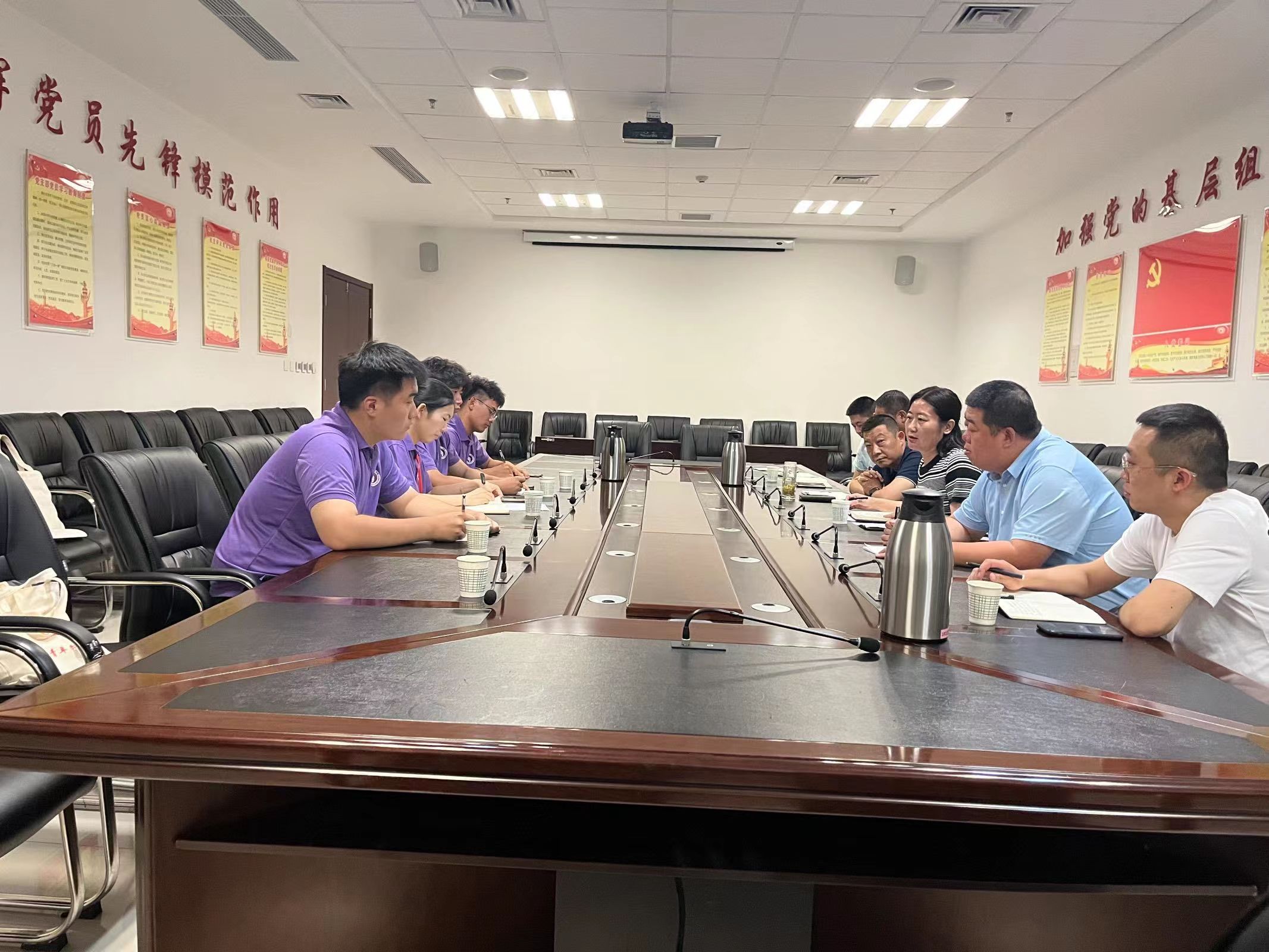 實踐團隊赴延安市商務局開展學習調研.jpg 實踐團隊赴延安市商務局開展學習調研.jpg